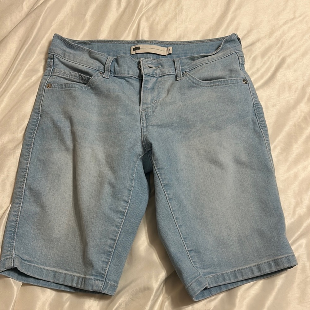 Women’s Levi’s bermuda shorts